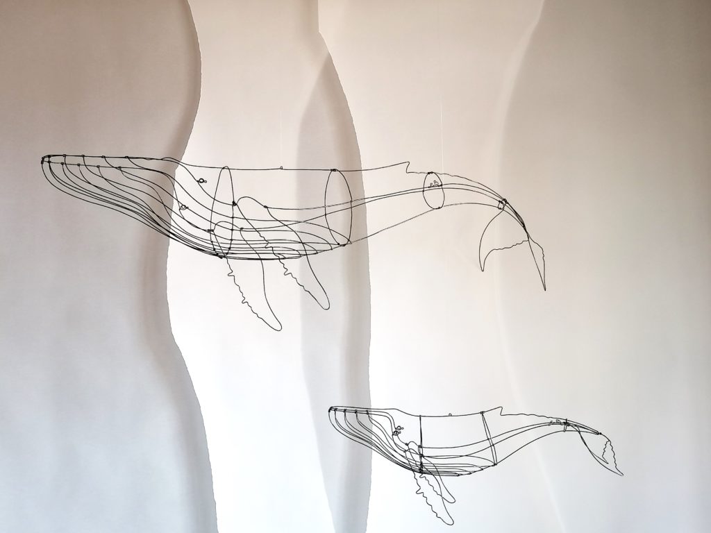 Baleine et baleineau en fil de fer Emilie Bredel à la Galerie des Arts du feu "Au fil de l'eau"