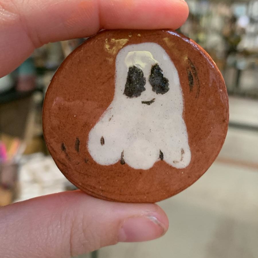 medaillon rond magnet broche fantome decor terre cuite